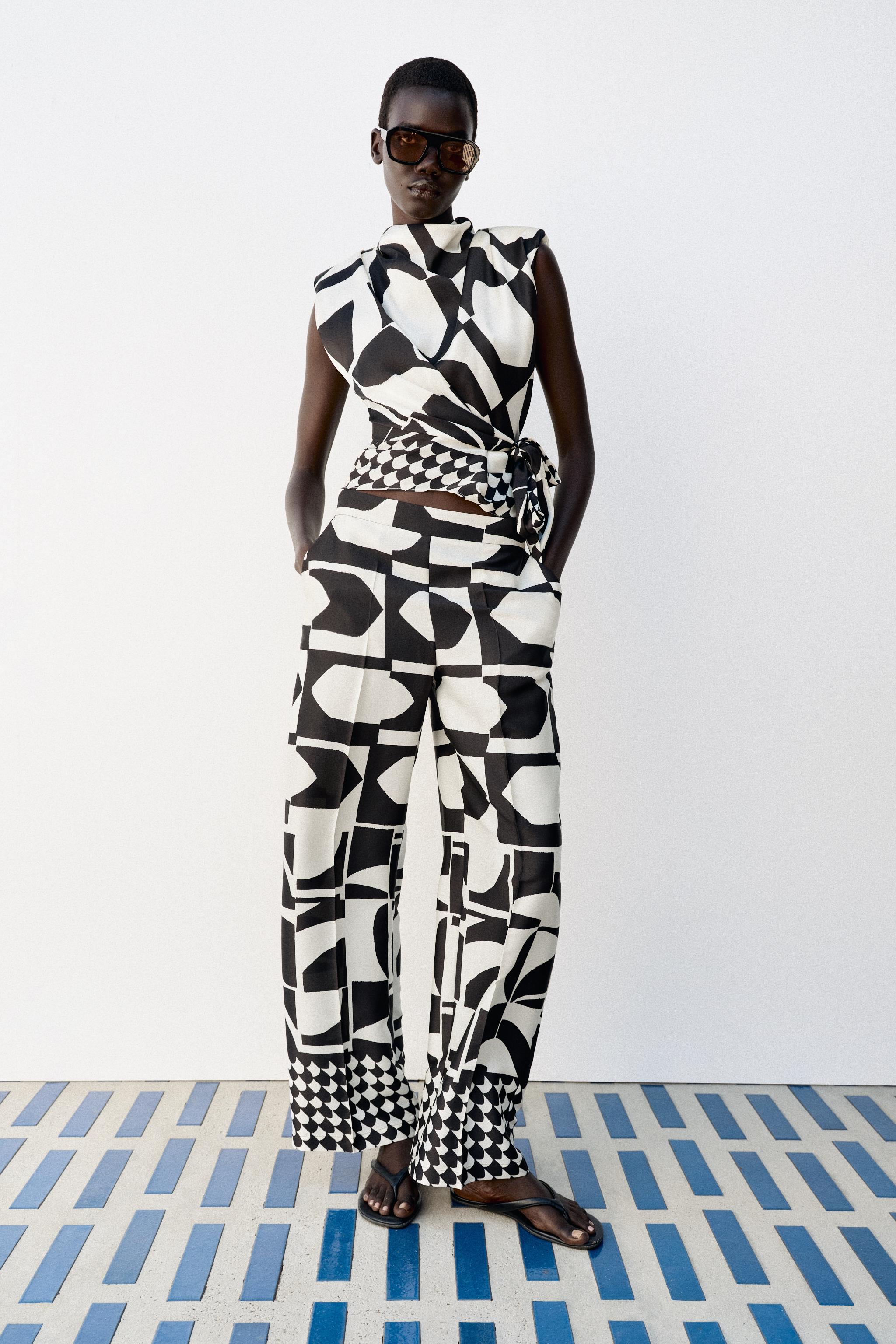 GEOMETRIC PRINT SHOULDER PAD TOP